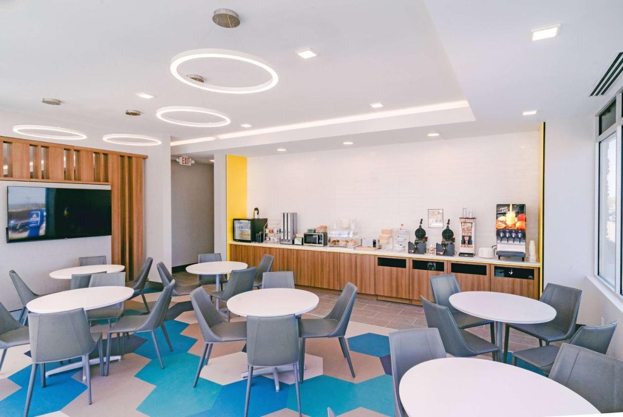 Microtel Inn & Suites By Wyndham Macedon Exterior photo