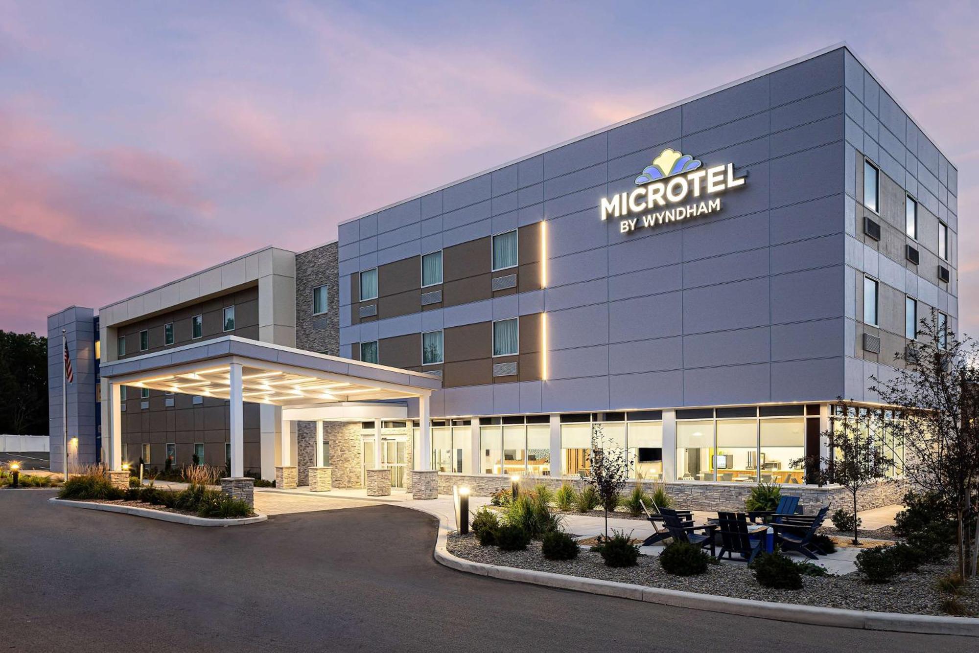 Microtel Inn & Suites By Wyndham Macedon Exterior photo